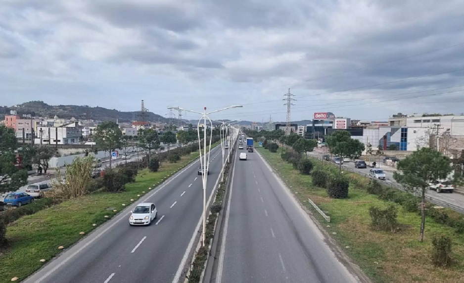 Nis zgjerimi i autostrades Tirane-Durres, nderhyrja fillon nga segmenti kthesa e Kamzes-Kashar